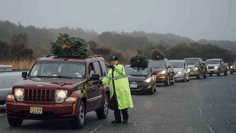  jeep landrover police van police wagon paddy wagon patrol wagon wagon black Maria minivan snowplow snowplough-0