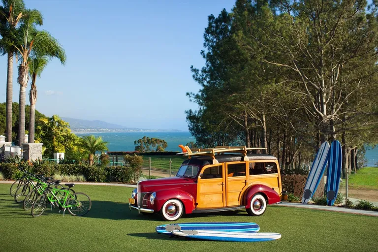  beach wagon station wagon wagon estate car beach waggon station waggon waggon minivan lakeside lakeshore minibus-0